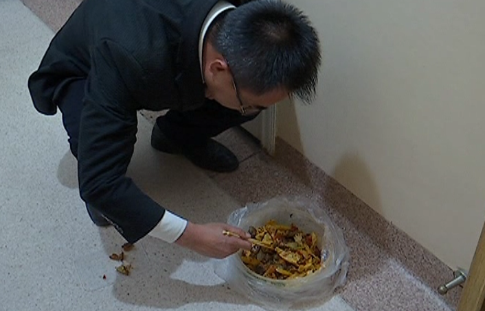 攀枝花一顾客外卖点干锅鸡， 意外吃到“绿色”鸡肉，结果...
