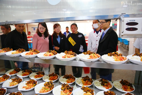 市三中：办用心的食堂