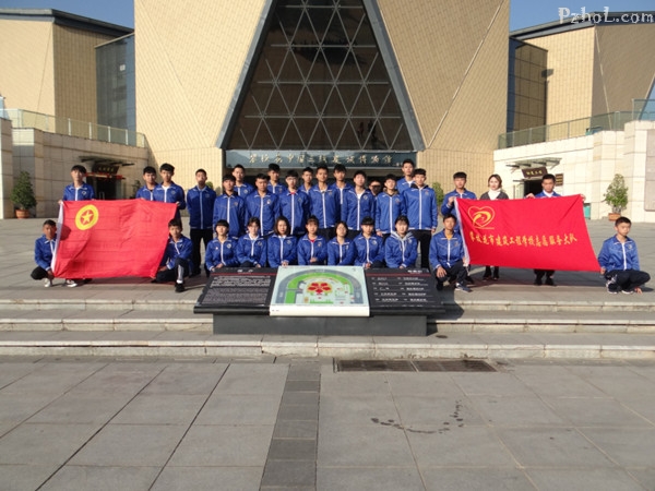 市建校组织学生参观三线博物馆