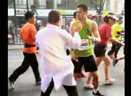 男子跑马拉松两次昏迷倒地，医生救醒后还要跑！拦都拦不住...