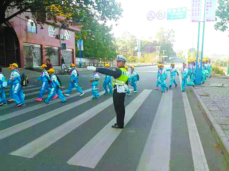 民警护航学生社会实践活动