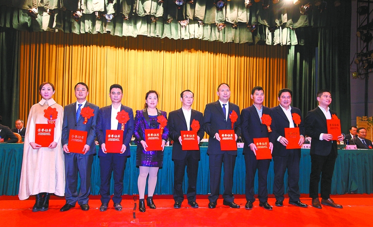 中共攀枝花市委攀枝花市人民政府 关于表扬攀枝花市优秀民营企业家和优秀民营企业的通报 （2018年11月28日）