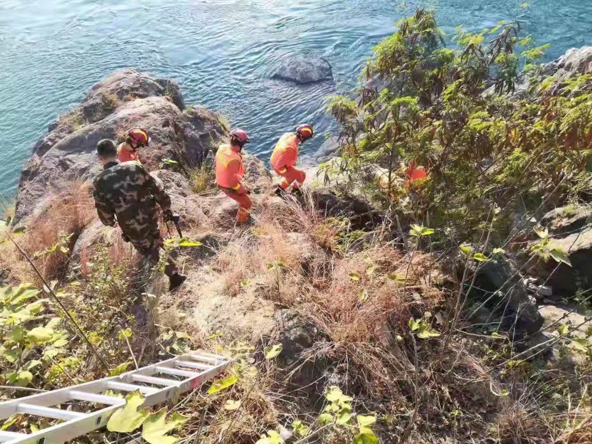 近日，一名男子跳入金沙江轻生，结果...