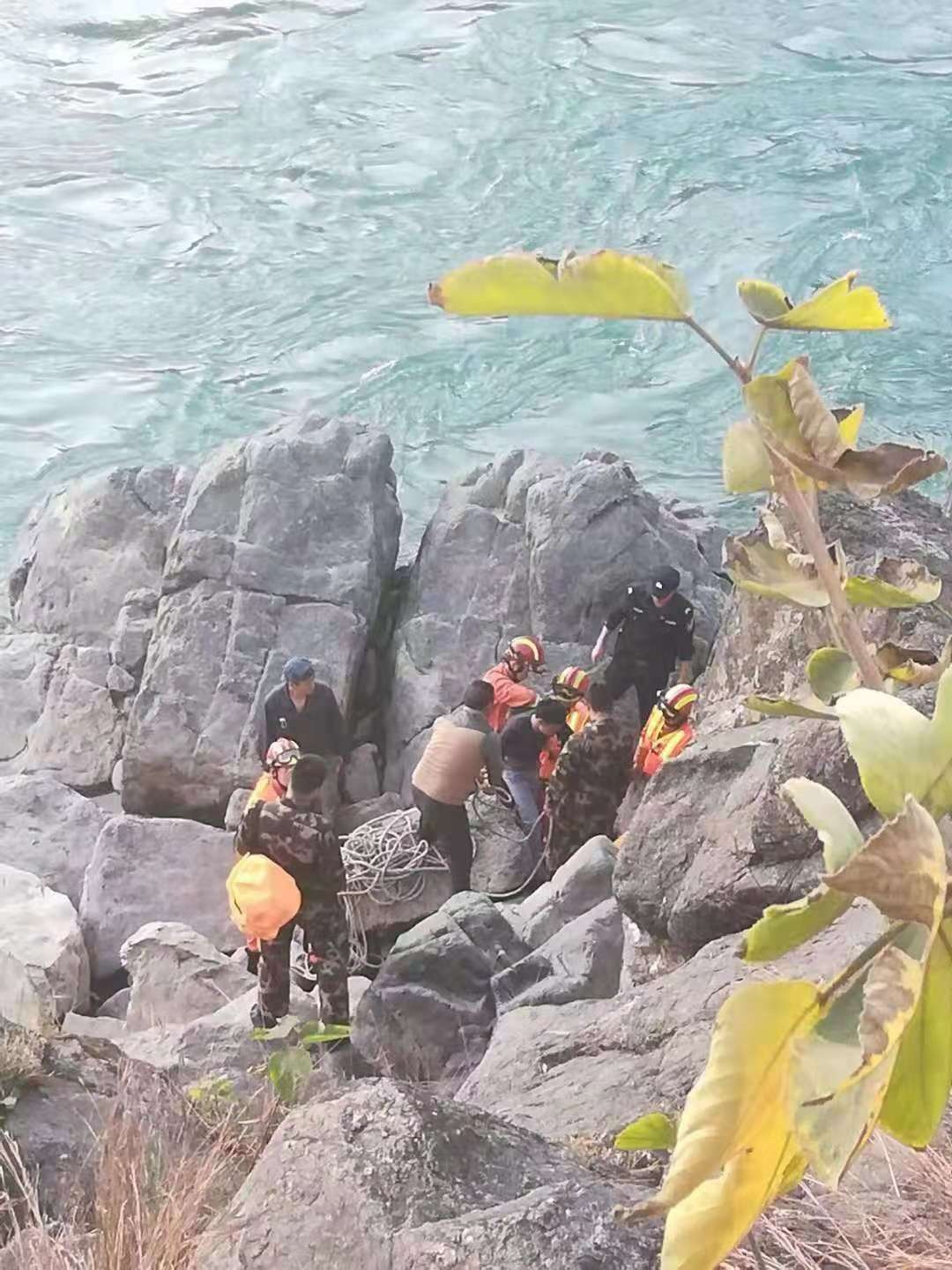 近日，一名男子跳入金沙江轻生，结果...
