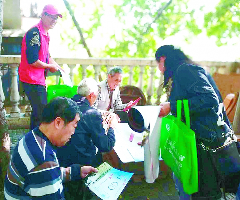 发放市民手册倡导文明创建