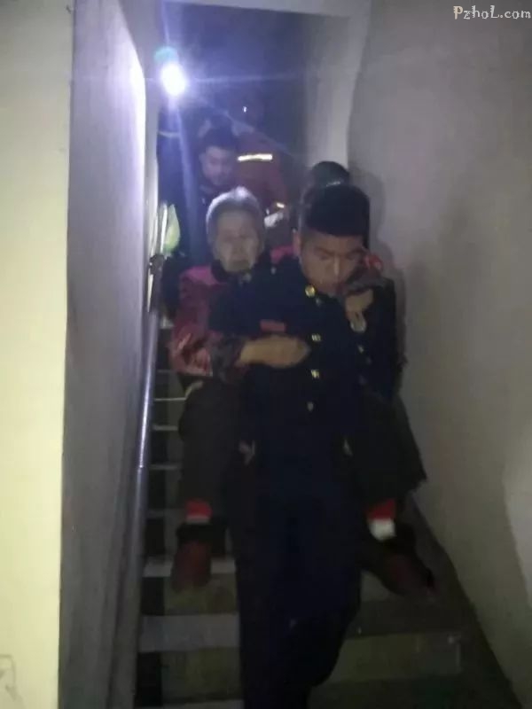 攀枝花小区电梯停运，消防员背生病老人一口气下20楼