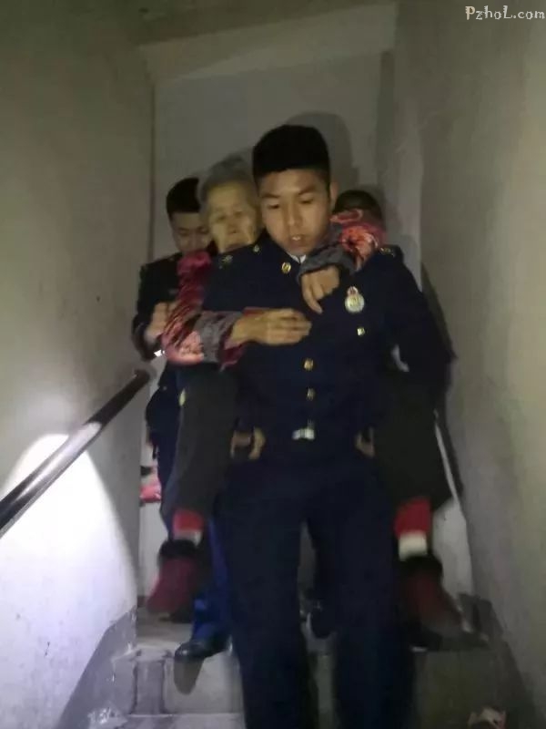 攀枝花小区电梯停运，消防员背生病老人一口气下20楼