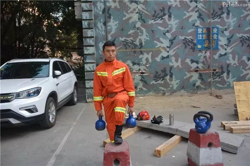攀枝花小区电梯停运，消防员背生病老人一口气下20楼