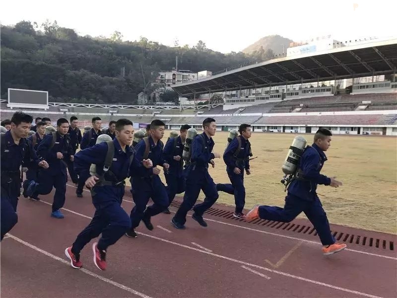 攀枝花小区电梯停运，消防员背生病老人一口气下20楼