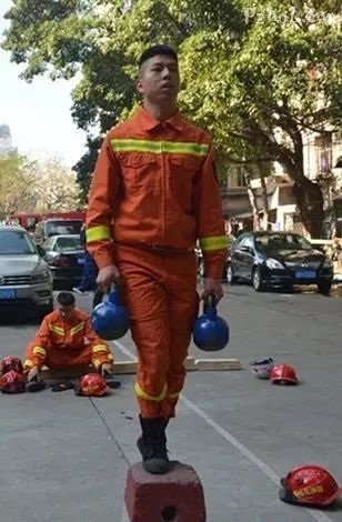 攀枝花小区电梯停运，消防员背生病老人一口气下20楼