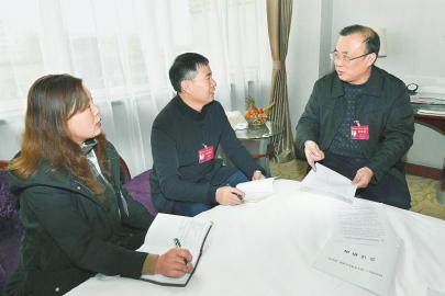 代表会前忙不停 为中学教育提建议