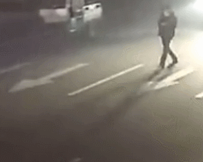 行人走斑马线看手机被罚款,网友建议全国推广!