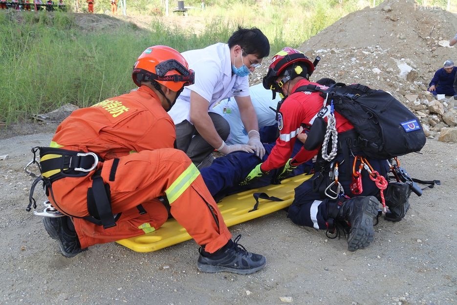 道路抢通后,医疗小组迅速上前查看伤员情况,实施紧急救护.