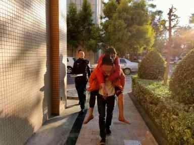 肇事者被背着来自首！攀枝花一男子无牌无证驾驶，害人害己！