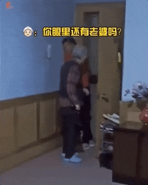 晚上,婆婆上厕所发现门开着 关门时碰巧撞见自己的儿子回来 看到儿子