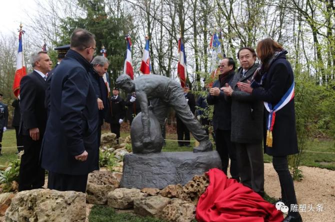 一战华工雕像在法国圣康坦市揭幕