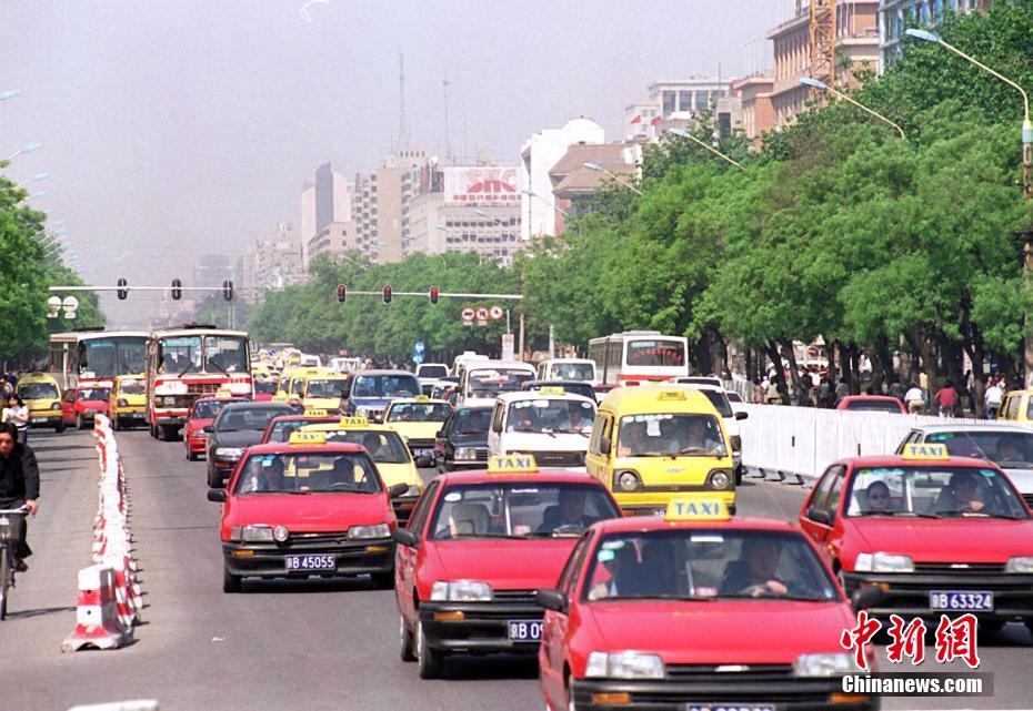 图为1999年,北京街头的出租车.中新社发 钟欣 摄