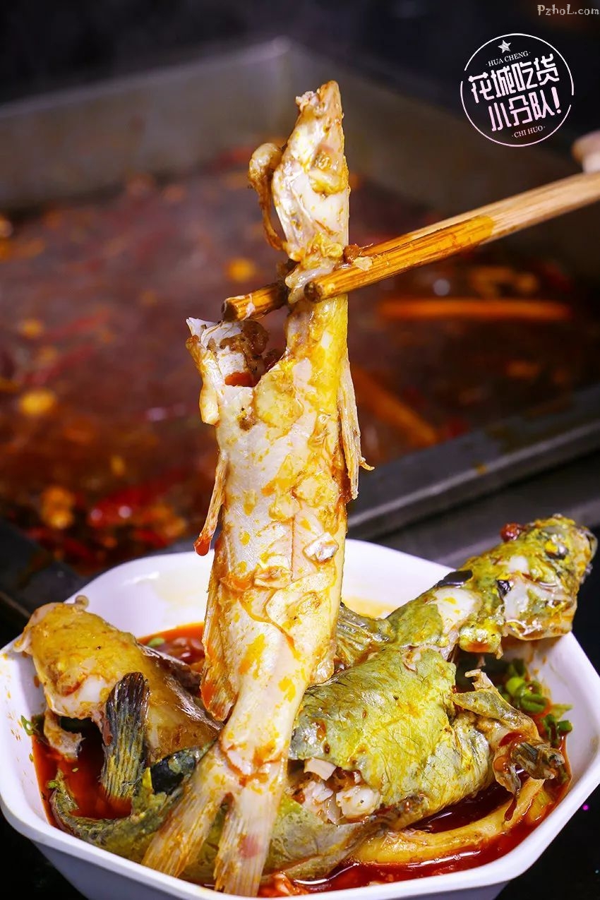 在麻辣醇厚的锅底中煮出来每一种都让人垂涎欲滴店里面多达15种的河鲜