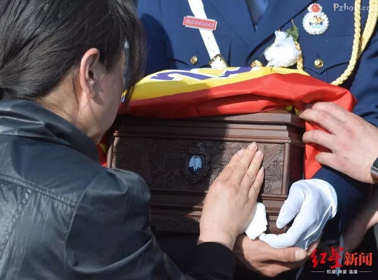 救火烈士刘代旭安葬于成都烈士陵园