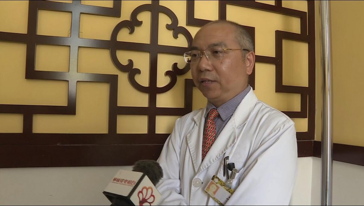 前来,把脉,看ct,下诊断,扎银针……胥林波在诊室和治疗室之间来回穿梭