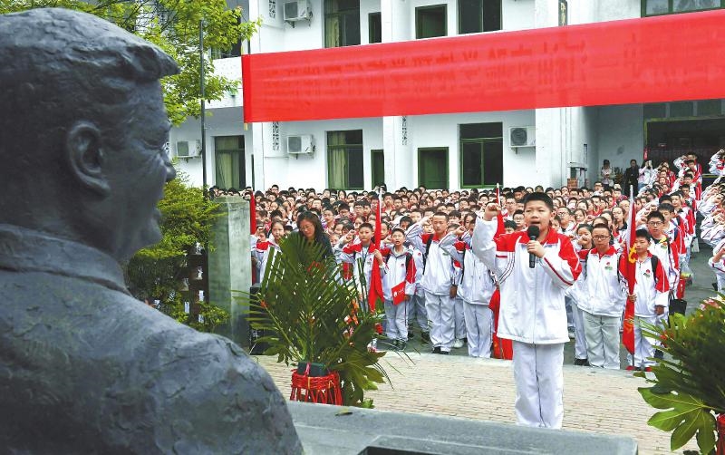 位于绵阳市梓潼县的"两弹城"邓稼先旧居前,学生向邓稼先塑像敬献花束