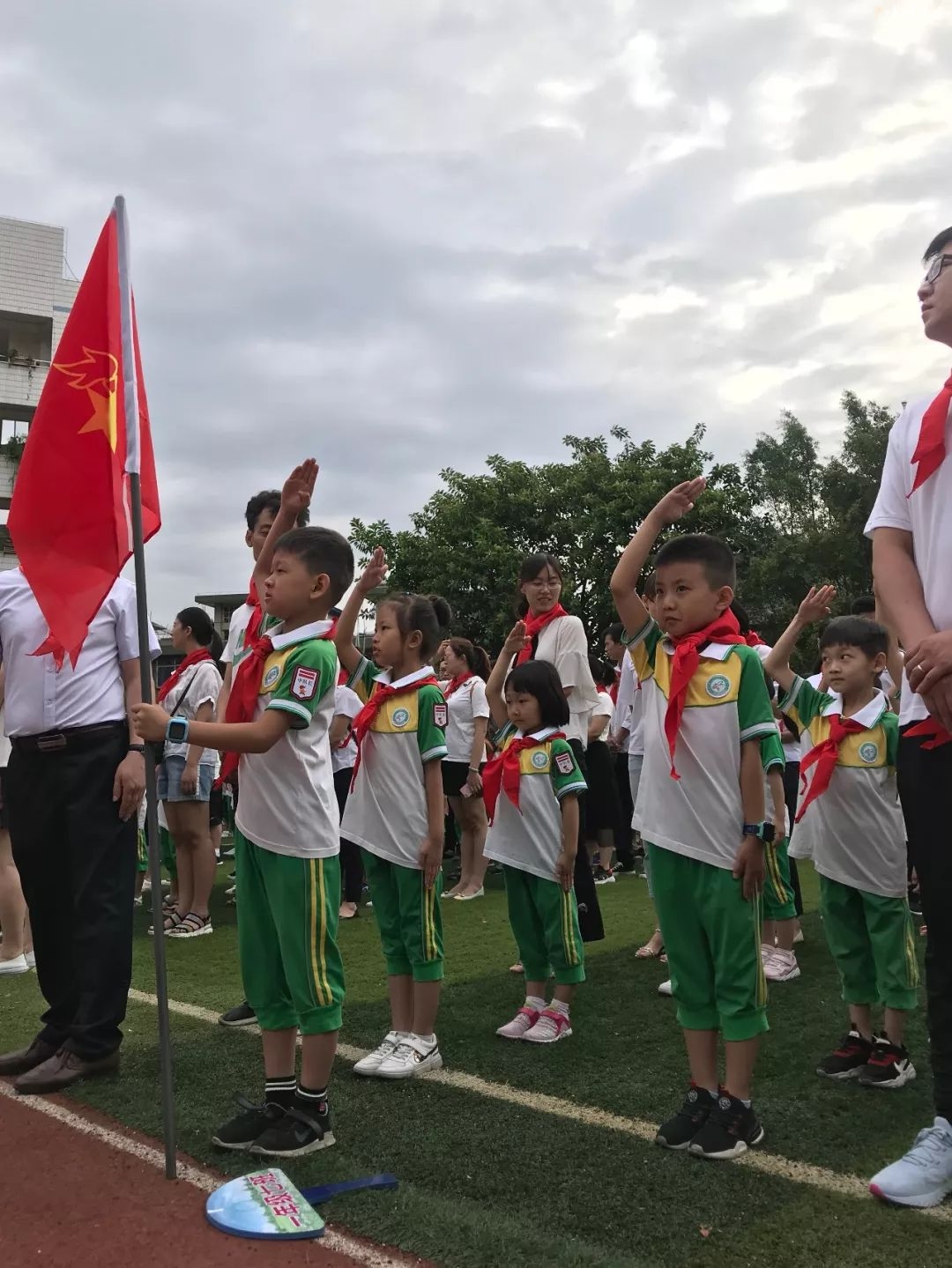 今天,他们光荣的成为了中国少年先锋队队员