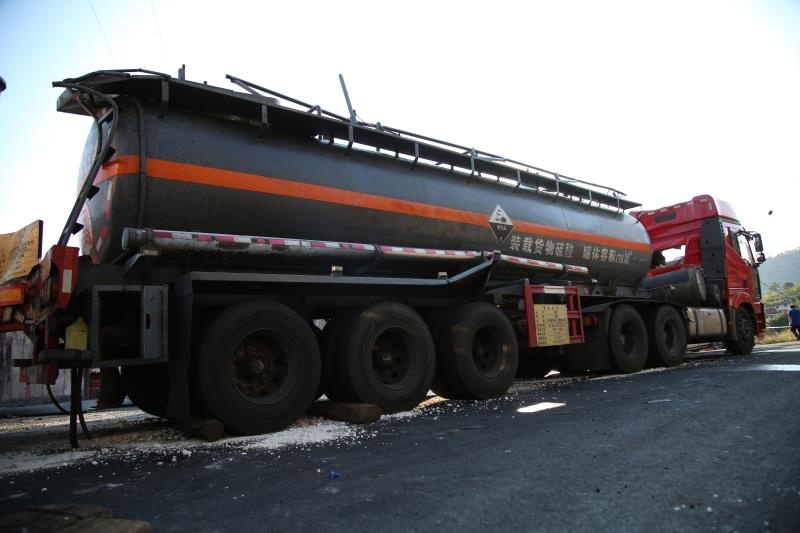 米易县一辆装满20吨浓硫酸的槽罐车侧翻并泄漏,情况紧急.