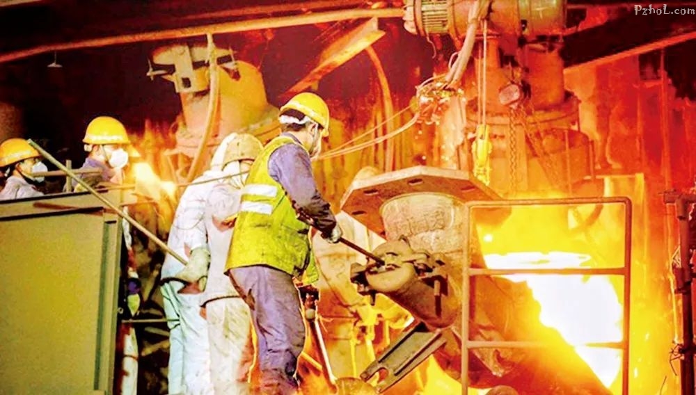 检修职工在更换高炉风口.