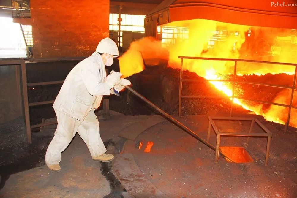 西昌钢钒炼铁厂三高炉铁口班长何凯在清理摆动溜嘴.