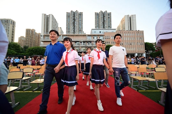 成华小学举行毕业典礼