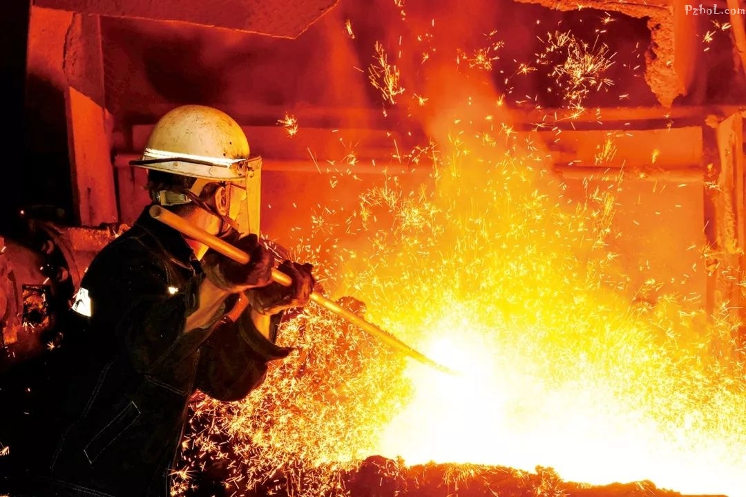 股份公司钛冶炼厂职工张远佳在进行钛渣冶炼电炉炉前作业.