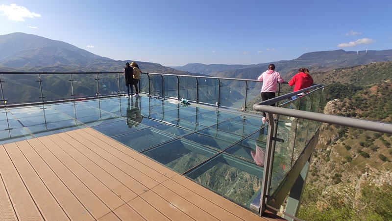 新晋网红打卡地!仁和区迤沙拉玻璃观景台带你"一览众山小"