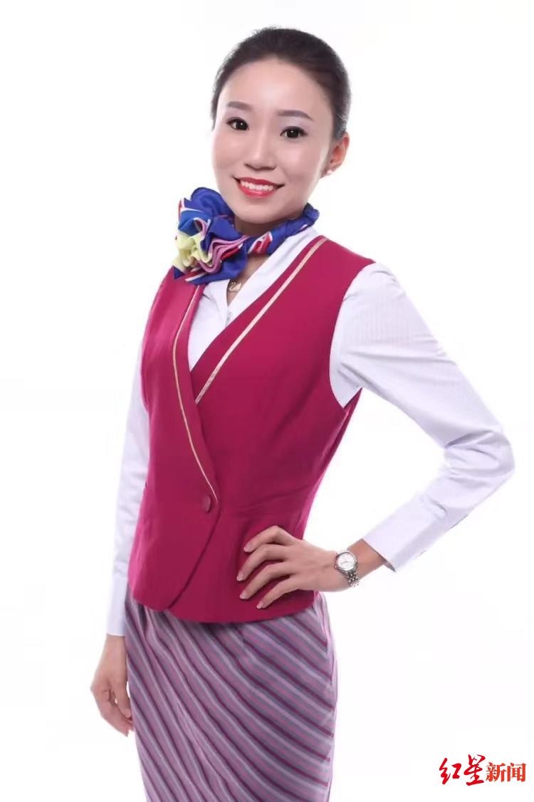 曾经的空姐 追随民警丈夫 毅然成为一名辅警 如今并肩站在了抗疫一线