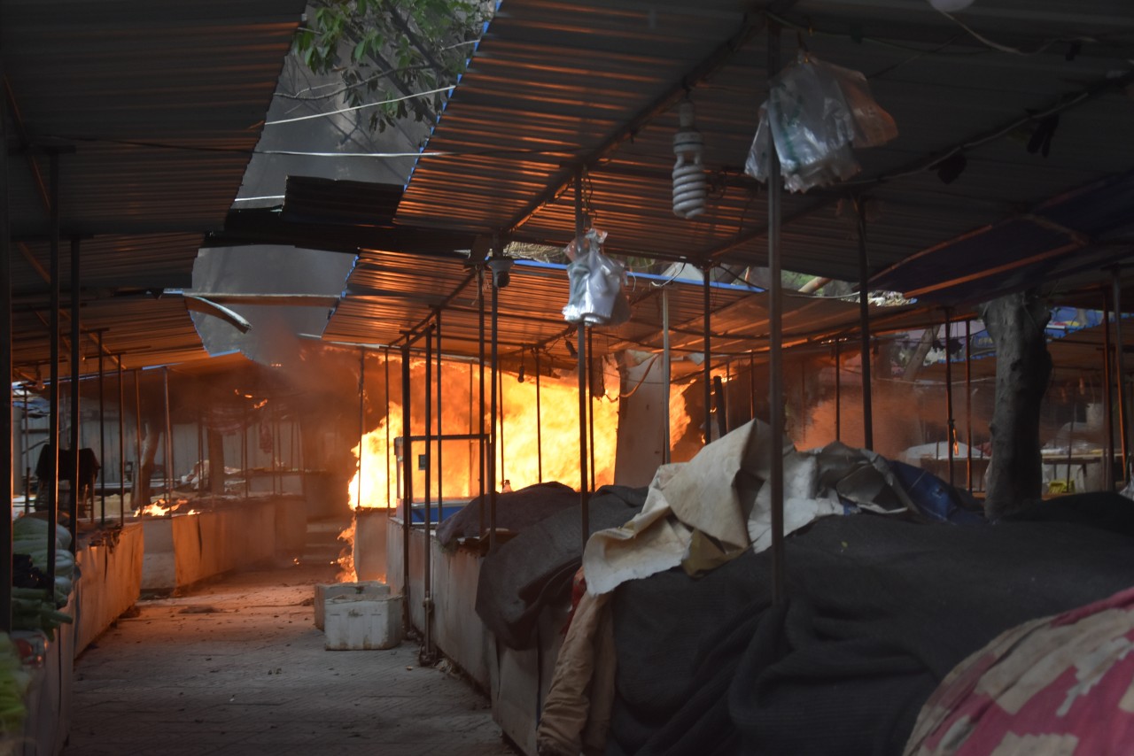 情况危急!攀枝花一农贸市场起火,现场有3个煤气罐.