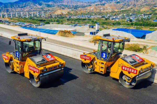 车在跑人不见!智能建造现身攀大高速铺路现场