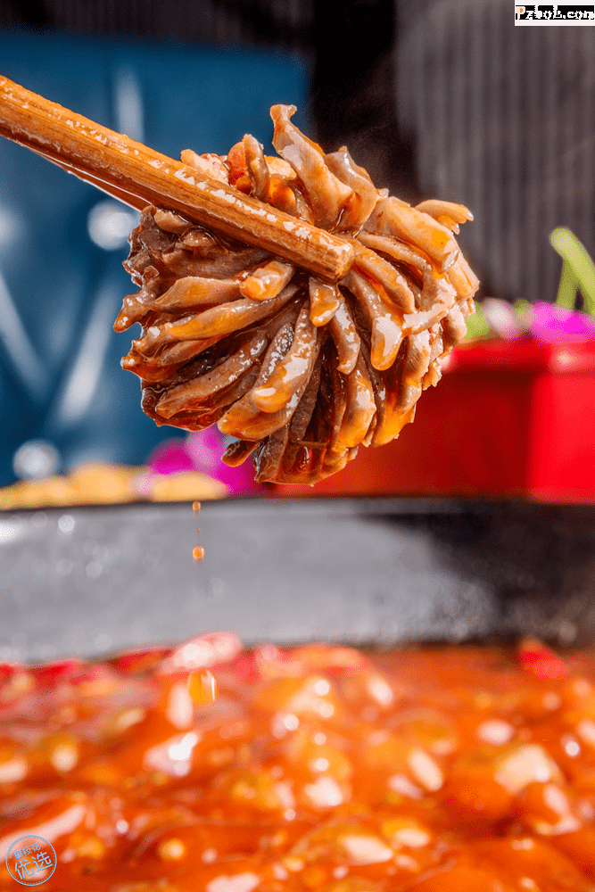 新鲜爽口的郡花锅底里多煮一会儿,这样更入味油碟里滚一滚,嗷呜一口