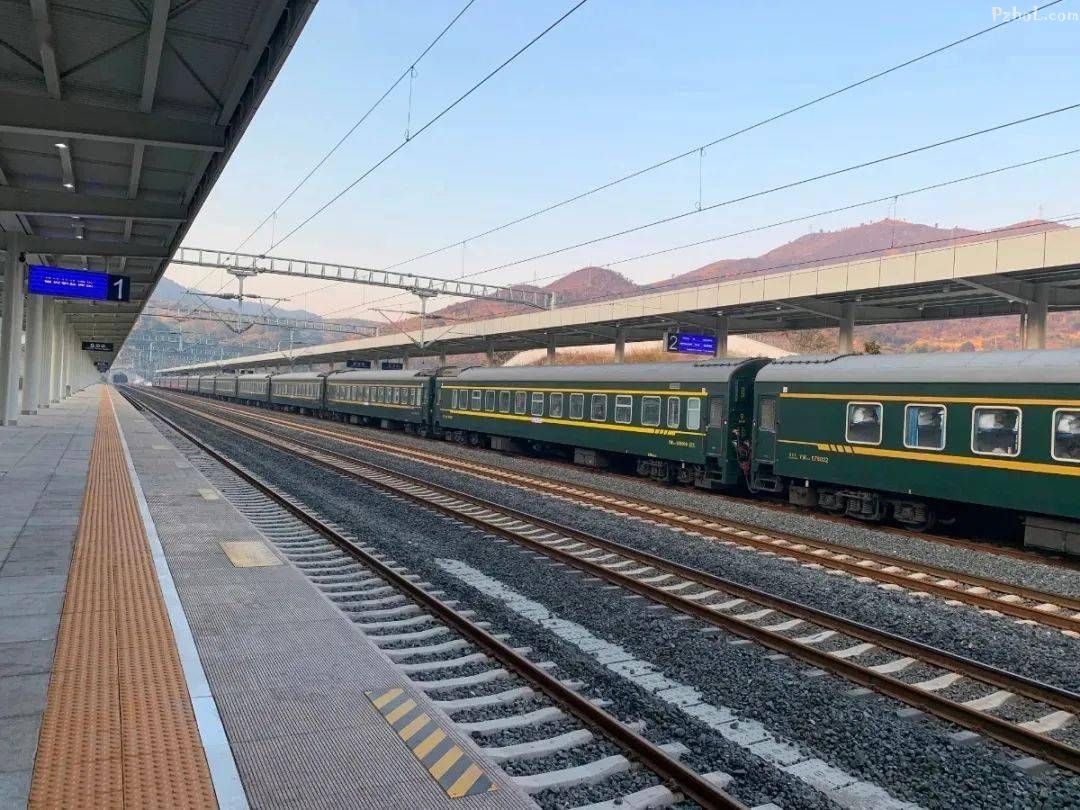 行列车为1对,沿途有普雄,喜德,西昌,冕宁,甘洛,峨眉,燕岗,越西等车站