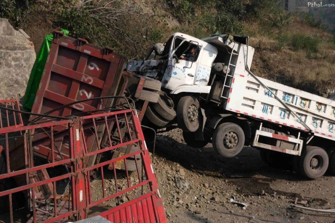 吓人攀枝花两大货车相撞车头悬在半空中