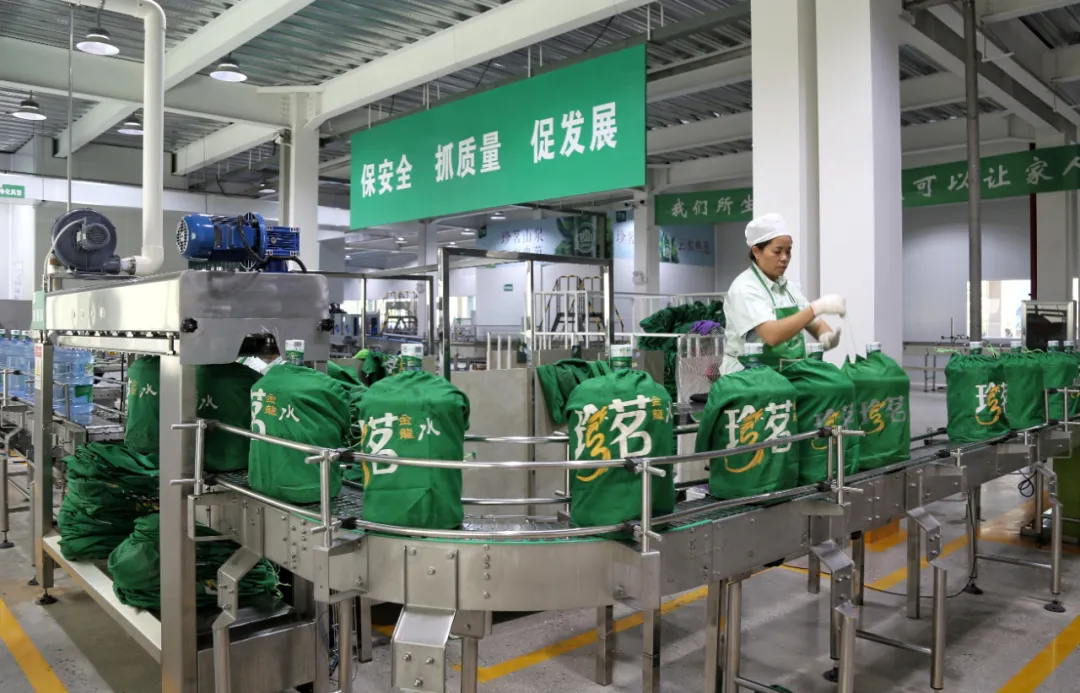 "火山山泉"生产线