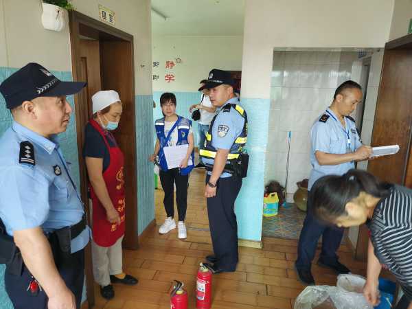 联合检查校外午托为学生平安保驾护航